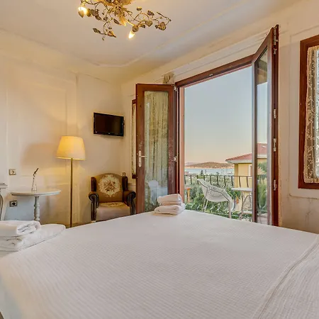 Cunda Battalos Kuecuek Hotel 2*
